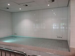 kale zwembadwand voor de installatie van Pool Sound Absorbers